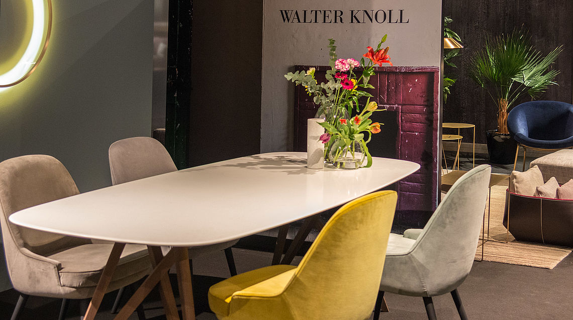 Der neue Walter Knoll 375 Stuhl im Stoff Harald am Seito Esstisch auf der Wohnen & Interieur Messe 2018 Wien bei Grünbeck Einrichtungen in der Designhalle D.