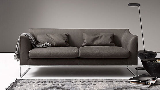 cor-sofa-mell-zarte-duenna-kufen-verchromt-stoff-leder-kaufen-haendler-wien-schauraum-braun-grau-schwarz-grünbeck-gruenbeck-einrichtungen-wien-designhouse-interior-design-vienna-innenarchitekturbuero-wien-einrichtungshaus-moebelhaus-designmoebel-markenmoebel