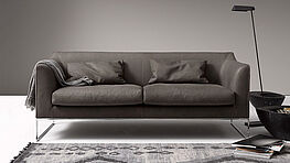 cor-sofa-mell-zarte-duenna-kufen-verchromt-stoff-leder-kaufen-haendler-wien-schauraum-braun-grau-schwarz-grünbeck-gruenbeck-einrichtungen-wien-designhouse-interior-design-vienna-innenarchitekturbuero-wien-einrichtungshaus-moebelhaus-designmoebel-markenmoebel