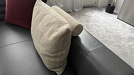 The Walter Knoll cushion set (1x 58x42cm with back roll, 2x 66x33cm) in Safire desert cover is now available at a reduced price from Grünbeck Einrichtungen in the design sale.