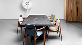 janua-sc41-esstisch-schwarz-massivholz-platte-gekoehlt-gebeizt-haendler-1050-modern-design-grünbeck-gruenbeck-einrichtungen-wien-designhouse-interior-design-vienna-innenarchitekturbuero-wien-einrichtungshaus-moebelhaus-designmoebel-markenmoebel-kaufen