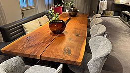 Der Riva Esstisch Bedrock Plank in Nussbaum geölt und in der Größe B/T/H in cm: 280 x 90-100 x 76cm mit einem Gestell aus lackiertem Natureisen ist jetzt bei Grünbeck Einrichtungen im Design Sale zu einem reduzierten Preis erhältlich.