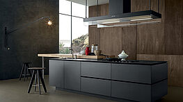 varenna-artex-italienisch-designerkueche-grifflos-lack-grau-holz-kochinsel-kuecheninsel-modern-edel-hochwertig-luxurioes-grünbeck-gruenbeck-einrichtungen-wien-schauraum-haendler-designhouse-interior-design-vienna-innenarchitekturbuero-einrichtungshaus-moebelhaus-designmoebel-markenmoebel