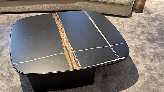 Der Poliform Couchtisch Koishi in Marmor Sahara Noir matt mit Polyesterbehandlung ist bei Grünbeck Einrichtungen als Ausstellungsstück im Design Sale günstig verfügbar.
