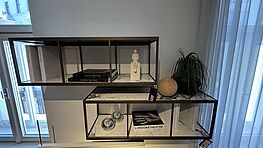 Die CHRISTINE KRÖNCKE Cameo Wandregale mit Keramikplatten sind bei Grünbeck Einrichtungen als Ausstellungsstücke im Design Sale günstig verfügbar.