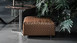 Flexform Bangkok Pouf Hocker mit Ledergeflecht made in Italy im Grünbeck Showroom Wien