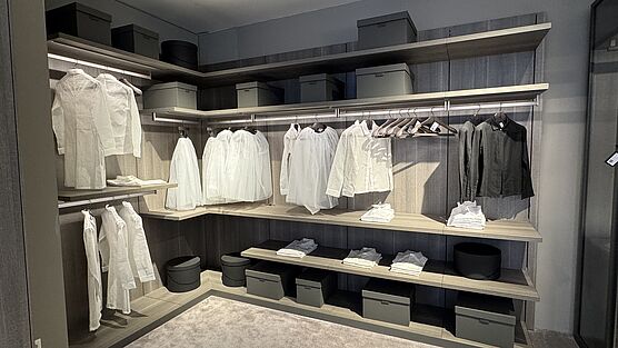 Der Poliform Ubik Eckkleiderschrank in Melamin Eiche und mit LED Beleuchtung ist bei Grünbeck Einrichtungen im Sale günstig verfügbar.