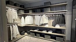 Der Poliform Ubik Eckkleiderschrank in Melamin Eiche und mit LED Beleuchtung ist bei Grünbeck Einrichtungen im Sale günstig verfügbar.