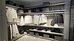 Der Poliform Ubik Eckkleiderschrank in Melamin Eiche und mit LED Beleuchtung ist bei Grünbeck Einrichtungen im Sale günstig verfügbar.