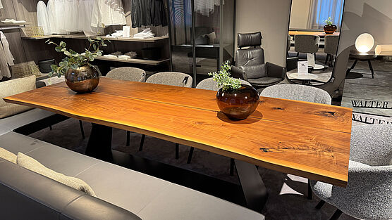 Der Riva Esstisch Bedrock Plank in Nussbaum geölt und in der Größe B/T/H in cm: 280 x 90-100 x 76cm mit einem Gestell aus lackiertem Natureisen ist jetzt bei Grünbeck Einrichtungen im Design Sale zu einem reduzierten Preis erhältlich.