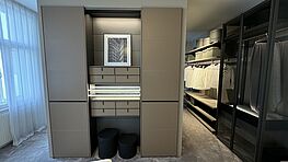 Der Poliform Senzafine Bangkok Kleiderschrank mit Quid Regal ist bei Grünbeck Einrichtungen als Ausstellungsstück im Design Sale günstig verfügbar.

BxHxT in cm: 224,3 x 259 x 58,4

Korpus Melamin Eiche spessart, Front Bangkok Kernleder Tortora

inkl. LED Beleuchtung und Fernbedienung mit 3 Kleiderstangen und 4 Fachböden
inkl. beleuchteten Glasböden im Mittelteil und 2 offenen Elementen mit Boxen aus Kernleder tortora

Abverkaufspreis gültig für unser Ausstellungsstück, exkl. Lieferung und Montage, solange verfügbar.