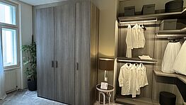 Der Poliform Senzafine Sand 3-türige Kleiderschrank in Melamin Eiche ist bei Grünbeck Einrichtungen günstig verfügbar