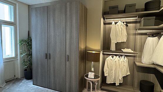 The Poliform Senzafine Sand 3-door closet in melamine oak is available at Grünbeck Einrichtungen at a reasonable price