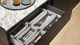 interluebke-jorel-sideboard-anrichte-kommode-modern-luxus-design-mit-marmorplatte-schwarz-weiss-mit-laden-schwarz-haendler-wien-grünbeck-gruenbeck-einrichtungen-wien-designhouse-interior-design-vienna-innenarchitekturbuero-wien-einrichtungshaus-moebelhaus-designmoebel-markenmoebel-kaufen