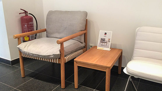 Dedon Tibbo Lounge Chair und Sidetable aus Teakholz bei Grünbeck Einrichtungen in Wien im Sale