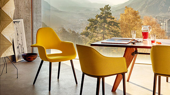 vitra-organic-chair-esszimmer-stuhl-stoff-gelb-geschwungen-modern-bequem-grünbeck-gruenbeck-einrichtungen-wien-schauraum-haendler-designhouse-interior-design-vienna-innenarchitekturbuero-einrichtungshaus-moebelhaus-designmoebel-markenmoebel