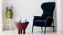 wittmann-hochlehner-ohrensessel-lesesessel-vuelta-desinger-hayon-stoff-samt-dunkelblau-modern-schlicht-retro-grünbeck-gruenbeck-einrichtungen-wien-designhouse-interior-design-vienna-innenarchitekturbuero-einrichtungshaus-moebelhaus-designmoebel-markenmoebel