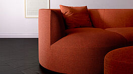 Siwa von COR: ein Sitzmöbel mit bogenförmiger Rückenlehne - erhältlich als Recamiere, kleines Sofa oder extragroßer Liegewiese bei Grünbeck Einrichtungen Wien