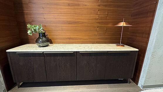 Das Janua BC11 Sideboard Basket in Eiche geräuchert, anthrazit geölt mit einer Cheppo beige Marmorplatte ist jetzt im Design Sale bei Grünbeck Einrichtungen zu einem reduzierten Preis erhältlich.