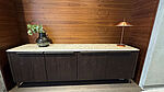 Das Janua BC11 Sideboard Basket in Eiche geräuchert, anthrazit geölt mit einer Cheppo beige Marmorplatte ist jetzt im Design Sale bei Grünbeck Einrichtungen zu einem reduzierten Preis erhältlich.
