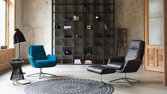 cor-cordia-hochlehner-leder-schwarz-mit-hocker-verstellbar-mit-kippfunktion-echtleder-schwarz-design-bequem-lounge-chair-chromgestell-mit-armlehnen-blau-fauteuil-haendler-kaufen-schauraum-grünbeck-gruenbeck-einrichtungen-wien-designhouse-interior-design-vienna-innenarchitekturbuero-wien-einrichtungshaus-moebelhaus-designmoebel-markenmoebel-drehbar