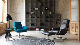 cor-cordia-hochlehner-leder-schwarz-mit-hocker-verstellbar-mit-kippfunktion-echtleder-schwarz-design-bequem-lounge-chair-chromgestell-mit-armlehnen-blau-fauteuil-haendler-kaufen-schauraum-grünbeck-gruenbeck-einrichtungen-wien-designhouse-interior-design-vienna-innenarchitekturbuero-wien-einrichtungshaus-moebelhaus-designmoebel-markenmoebel-drehbar