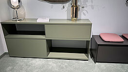 Piure Flow can be used as a shelf or room divider and is now available with rotating boxes at a reduced price in the design sale at Grünbeck Einrichtungen.