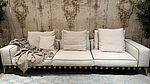 Das Flexform Gregory Sofa in weiß mit dunklem Keder ist jetzt bei Grünbeck Einrichtungen im Design Sale zu einem reduzierten Preis erhältlich.