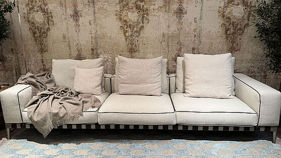 Das Flexform Gregory Sofa in weiß mit dunklem Keder ist jetzt bei Grünbeck Einrichtungen im Design Sale zu einem reduzierten Preis erhältlich.