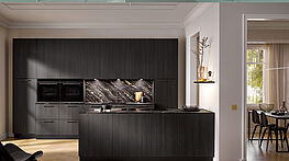 Küchenzeile mit Kochinsel mit Holzfronten | Häcker AV2040 feineiche schwarz | Innenarchitektur und Kompletteinrichtung bei Grünbeck Wien