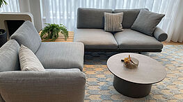 Das YOKO Sofa mit Couchtisch von Rolf Benz ist bei Grünbeck Einrichtungen 1050 Wien erhältlich.