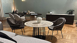 2 Stück Freifrau Marie Armchairs - bequeme Sessel mit lockerer Polsterung und ansprechender Optik in der Variante Low Dining - sind jetzt bei Grünbeck Einrichtungen im Design Sale zu einem reduzierten Preis erhältlich.