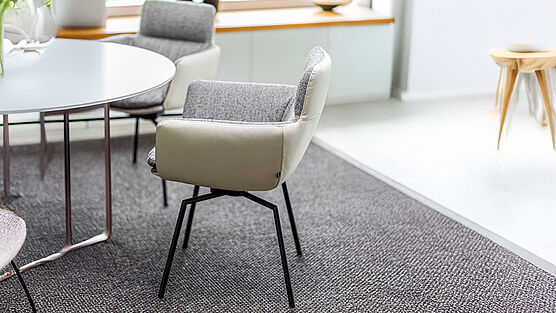 KFF presents armchairs with upholstered armrests in a mix of fabric and leather and a cross frame with return mechanism in the elegant Faye product family. Faye is available in many different designs from Grünbeck Einrichtungen.