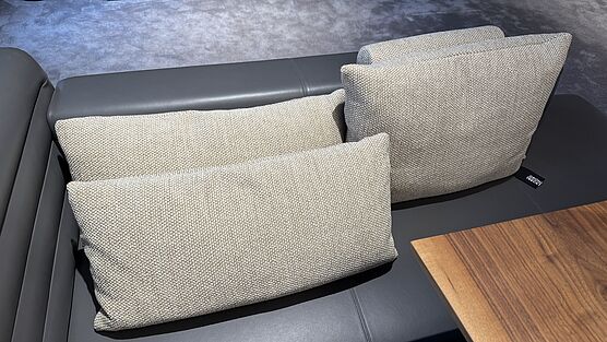 Das Walter Knoll Kissenset (1mal 58x42cm mit Rückenrolle, 2mal 66x33cm) in Bezug Safire desert ist jetzt bei Grünbeck Einrichtungen im Design Sale zu einem reduzierten Preis günstig erhältlich.