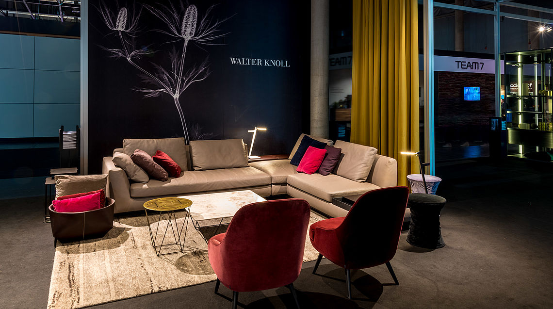 Grünbeck mit dem Ledersofa Walter Knoll Tama Living, Lounge Chairs 376-10 und dem neuen Messestandkonzept auf der Wohnen & Interieur 2018 in Wien