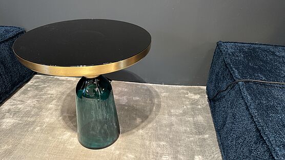 Der Classicon Bell Side Table ist bei Grünbeck Einrichtungen als Ausstellungsstück im Design Sale günstig verfügbar.