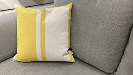 Der Graphic Print Pillow Polster von Vitra ist in verschiedenen Farben jetzt bei Gruenbeck Einrichtungen im Abverkauf zu einem guenstigen Preis erhaeltlich.