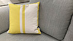 Der Graphic Print Pillow Polster von Vitra ist in verschiedenen Farben jetzt bei Gruenbeck Einrichtungen im Abverkauf zu einem guenstigen Preis erhaeltlich.