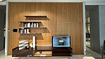 Die Rimadesio Modulor Wandvertäfelung mit einem Self Bold Sideboard ist bei Grünbeck Einrichtungen im Design Sale zu einem günstigen Preis verfügbar