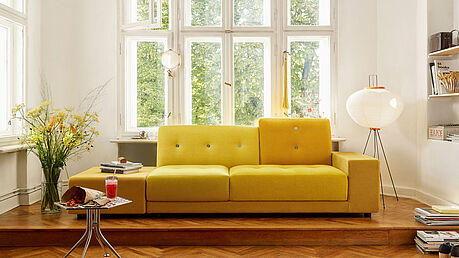 Das moderne Vitra Polder Sofa in gelbem Stoff bei Grünbeck Einrichtungen in Wien. Profitieren Sie jetzt von der Vitra Sofa Kampagne 2018-2019.