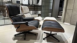 Der Klassiker ist jetzt 1x verfügbar - Vitra Eames Lounge Chair mit Ottoman in Nussbaum und Leder schwarz bei Grünbeck in Wien