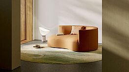 Siwa von COR: ein Sitzmöbel mit bogenförmiger Rückenlehne - erhältlich als Recamiere, kleines Sofa oder extragroßer Liegewiese bei Grünbeck Einrichtungen Wien