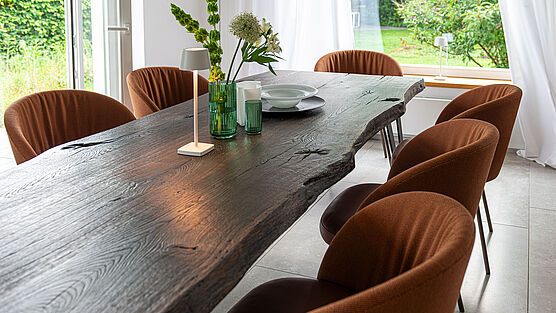 The KFF Giro upholstered chair with a semi-circular flexible backrest made of coated molded fleece has a firmly upholstered seat and offers more support for the upper back thanks to its elegantly shaped backrest. Available from Grünbeck Einrichtungen Vienna