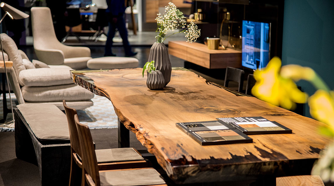 Massivholzunikat aus 48000 Jahre altem Kauri Massivholz von Riva1920 auf der Messe Wohnen & Interieur 2018 in Wien bei Grünbeck Einrichtungen.