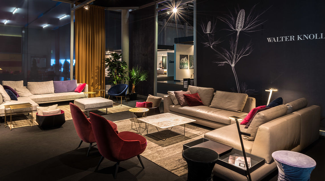 Grünbeck Einrichtungen präsentiert auf der Wohnen & Interieur 2018 Messe Wien das Sofa Tama Living in Leder von Walter Knoll. Design: EOOS. Lounge Chairs: Mod. 376.