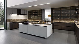 varenna-alea-italienisch-designerkueche-kochinsel-kuecheninsel-holz-naturstein-lack-weiss-modern-edel-hochwertig-luxurioes-grünbeck-gruenbeck-einrichtungen-wien-schauraum-haendler-designhouse-interior-design-vienna-innenarchitekturbuero-einrichtungshaus-moebelhaus-designmoebel-markenmoebel
