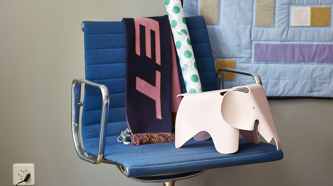 Vitra Eames Baby Elefant und Aluminium Chair für das Homeoffice bei Gruenbeck Interiors Wien