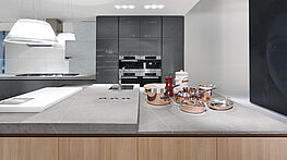varenna-artex-italienisch-designerkueche-lack-hochglanz-grau-naturstein-holz-kochinsel-kuecheninsel-modern-edel-hochwertig-luxurioes-grünbeck-gruenbeck-einrichtungen-wien-schauraum-haendler-designhouse-interior-design-vienna-innenarchitekturbuero-einrichtungshaus-moebelhaus-designmoebel-markenmoebel