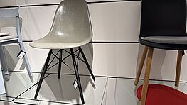 Der Vitra Eames Fiberglass Side Chair DSW ist bei Grünbeck Einrichtungen im Design Sale günstig verfügbar.