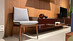 Der Embrace Chair von Carl Hansen & Søn ist jetzt bei Gruenbeck Einrichtungen im Abverkauf zu einem guenstigen Preis erhaeltlich.